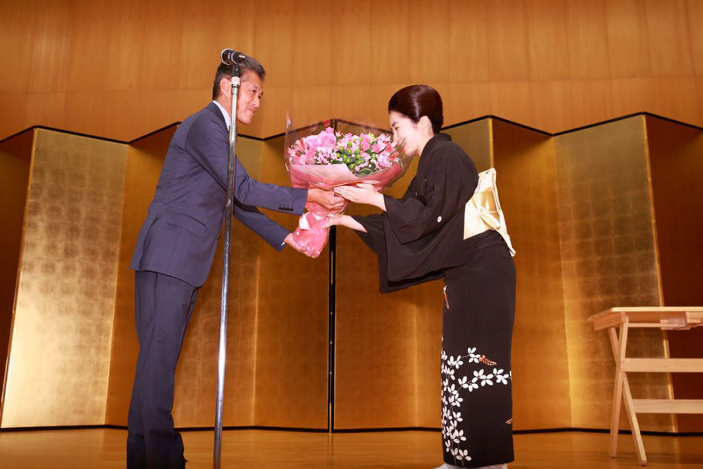 山登松和さんから花束贈呈